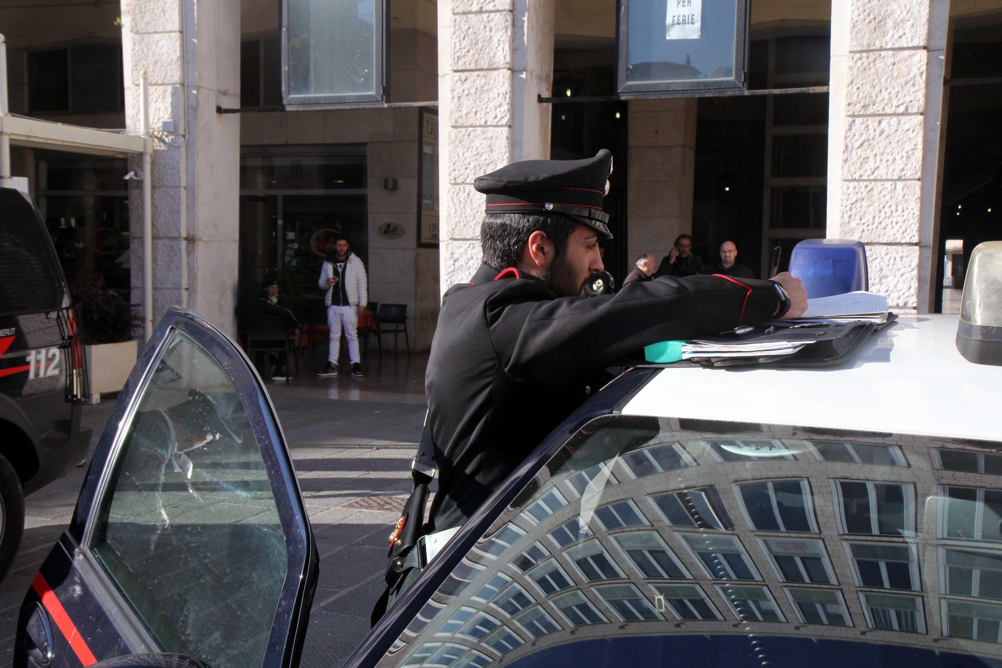 Un carabiniere durante un controllo