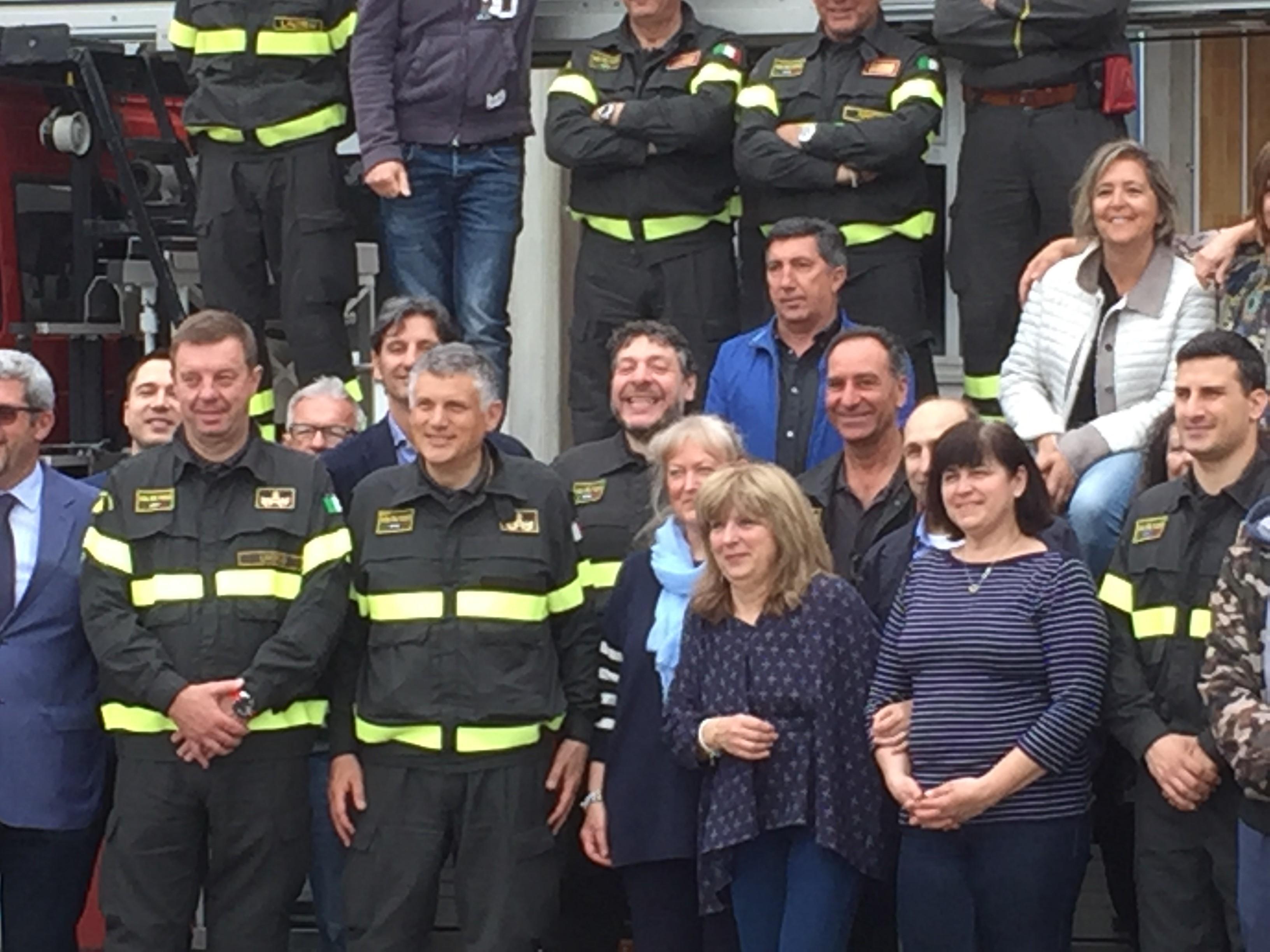 A sinistra, nella foto di gruppo, il nuovo comandante Paolo Qualizza accanto ad Alessandro Paola, che lascia Livorno