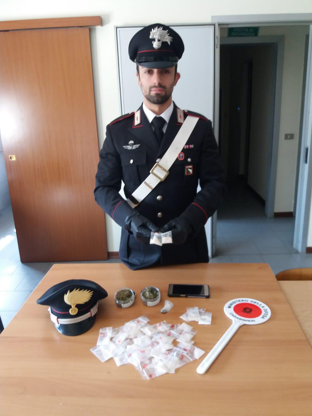 Canossa, mezzo chilo di cocaina nascosto in uno zaino accanto al monumento agli alpini