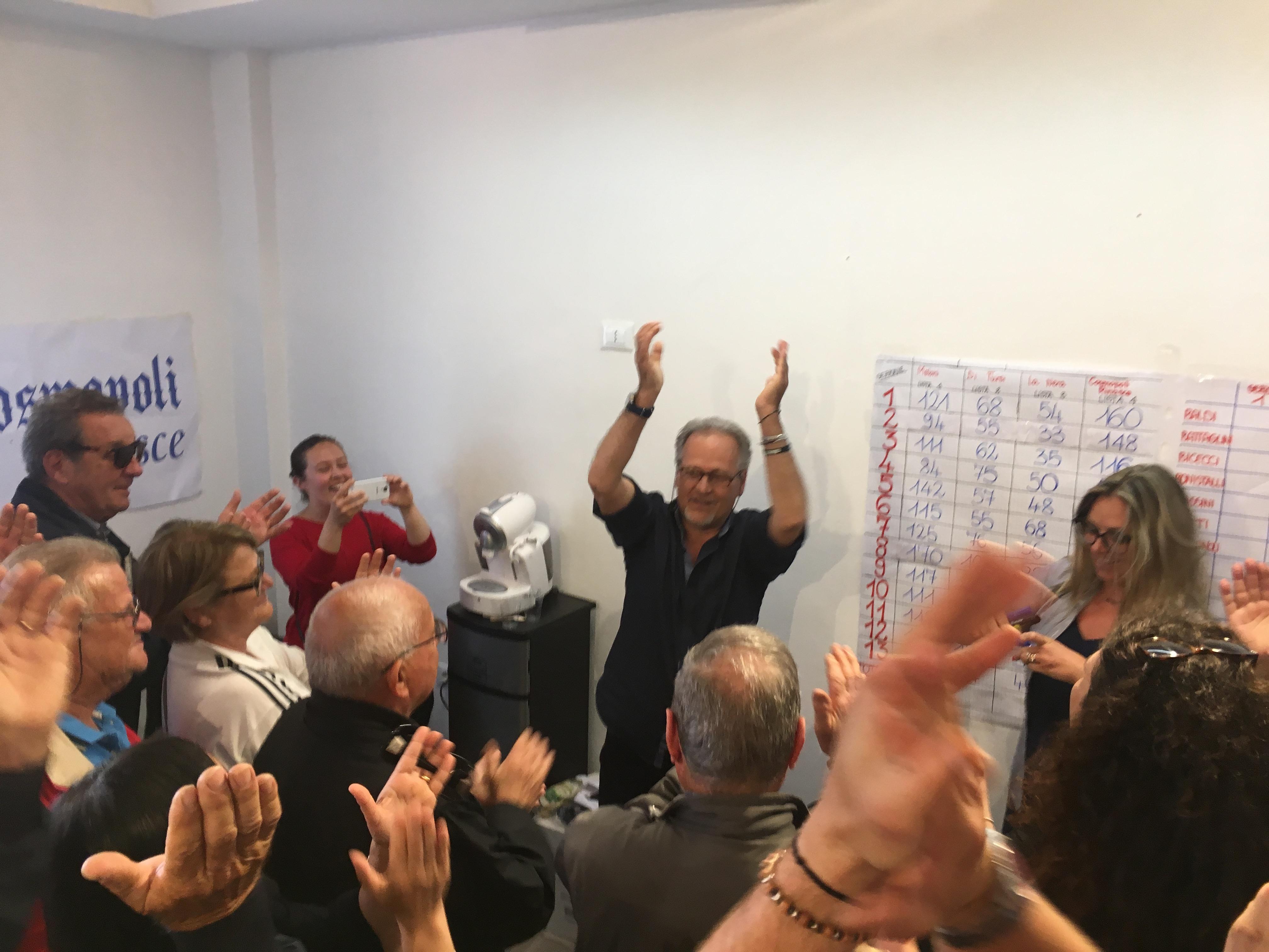 Angelo Zini festeggia con i suoi sostenitori