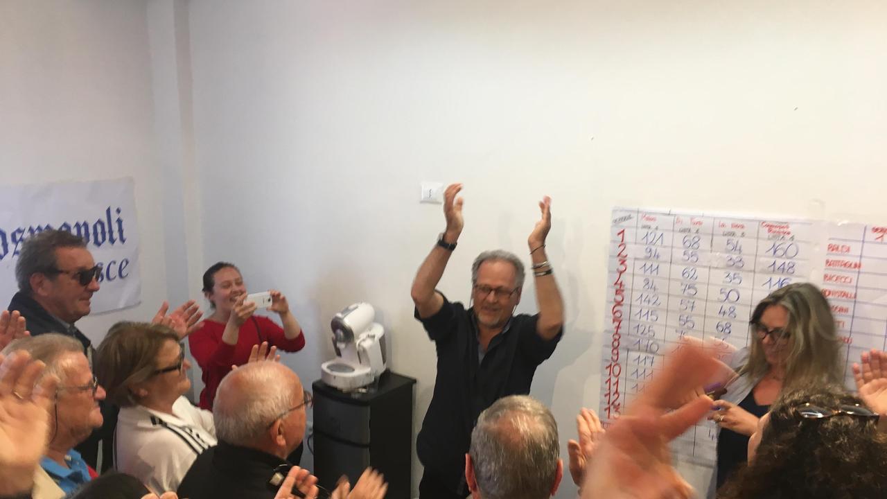 Angelo Zini festeggia con i suoi sostenitori