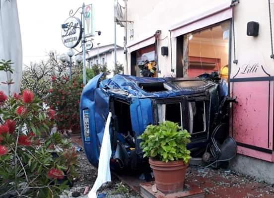 Auto-missile si infila nella vetrina del bar. La cassiera: "Non ha neanche chiesto scusa"