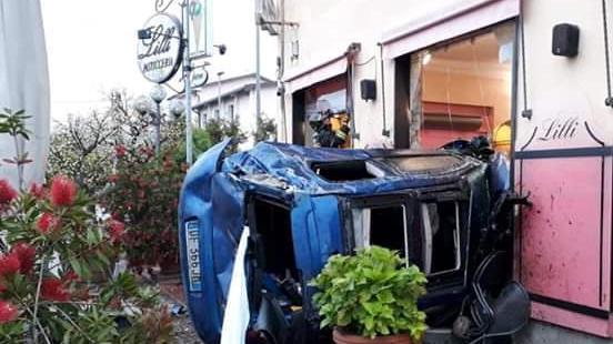 Auto-missile si infila nella vetrina del bar. La cassiera: "Non ha neanche chiesto scusa"