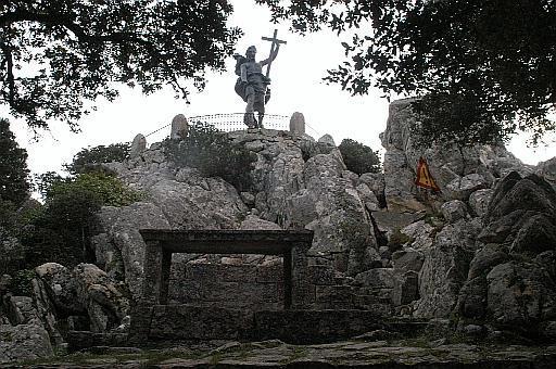 La statua del Redentore in cima al monte Ortobene