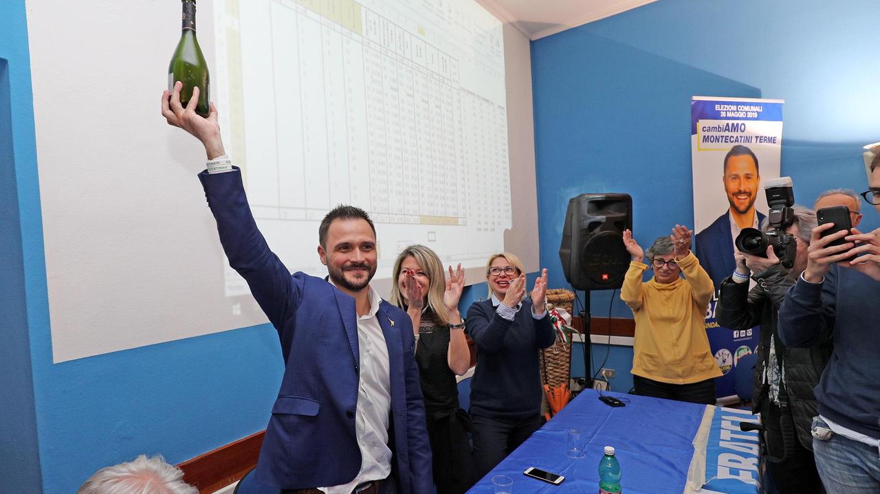 Luca Baroncini (Lega) festeggia l'elezione a sindaco di Montecatini al primo turno (Foto Nucci)