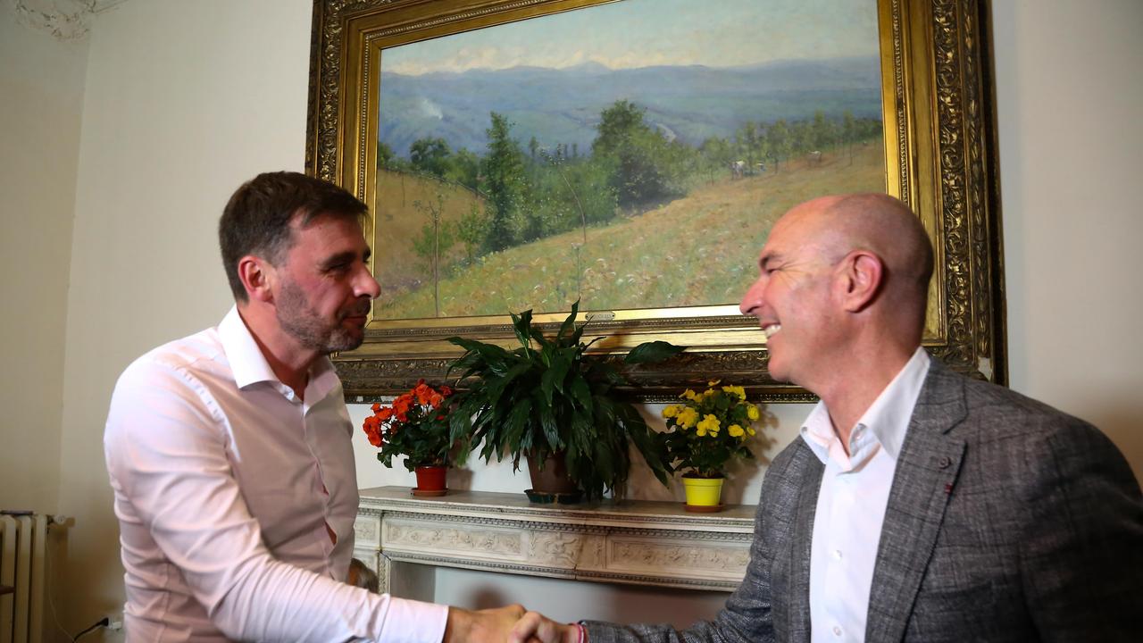 La stretta di mano tra Luca Salvetti e Andrea Romiti