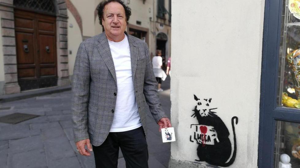 Il topo di Random Guy dal muro del negozio al gadget per turisti