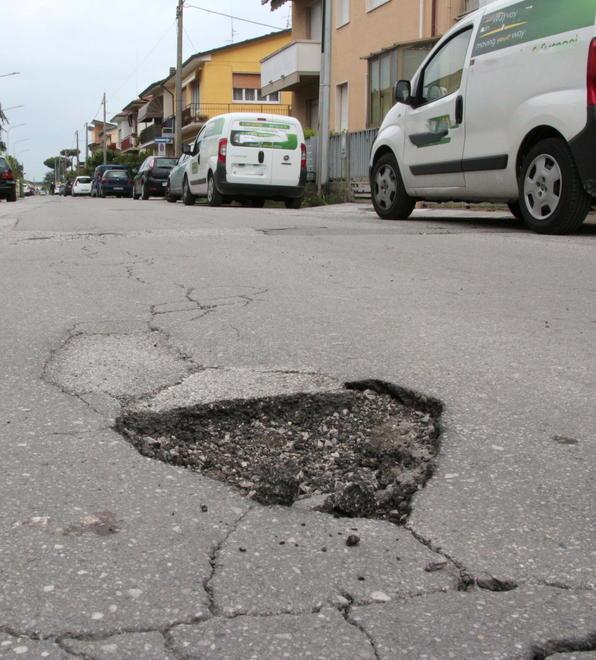 Cinquanta firme per migliorare la strada dov’è morto Ale 