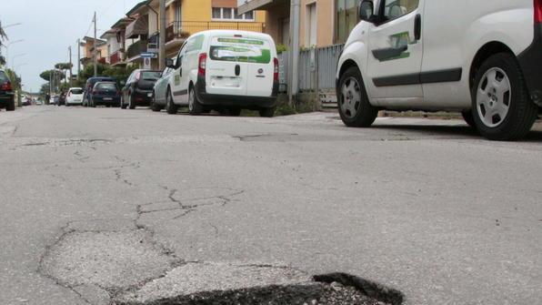 Cinquanta firme per migliorare la strada dov’è morto Ale