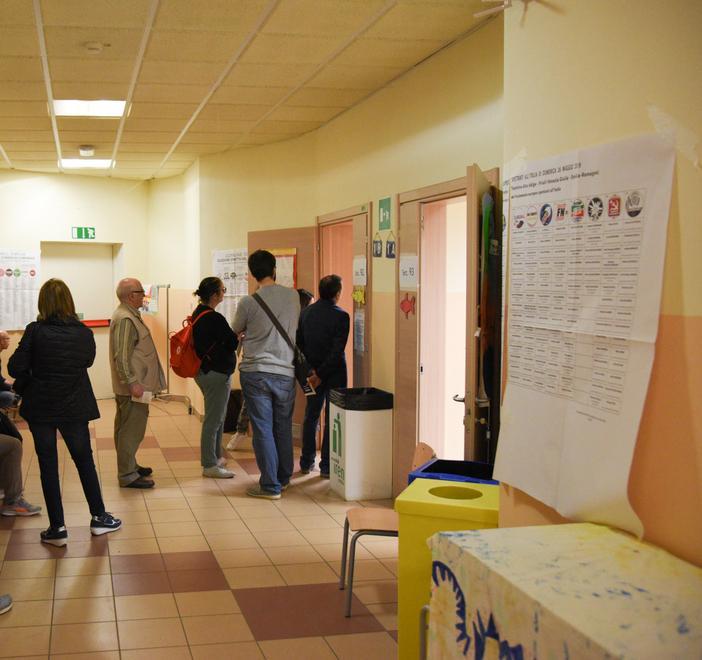 Volantini abusivi della Lega Nel seggio interviene la Digos 