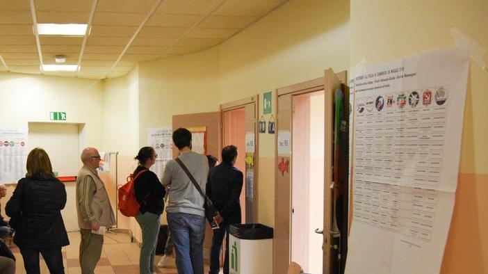 Volantini abusivi della Lega Nel seggio interviene la Digos