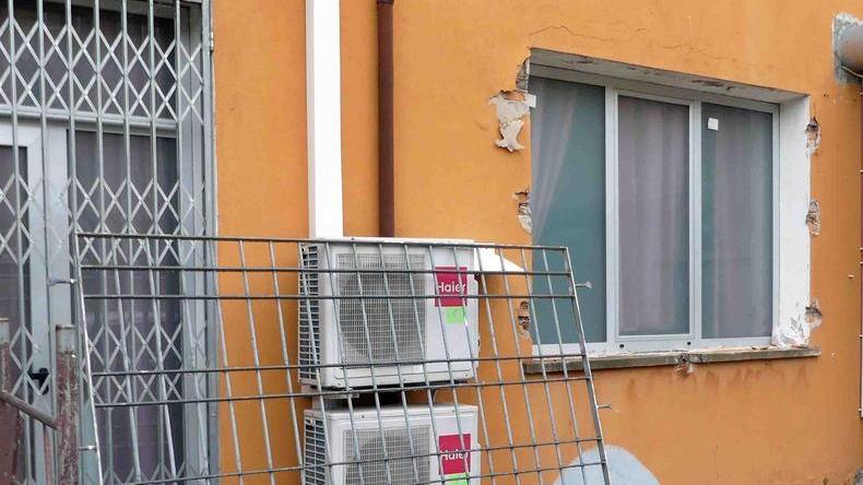 Smurano l’inferriata e razziano le slot, ma il “palo” viene bloccato