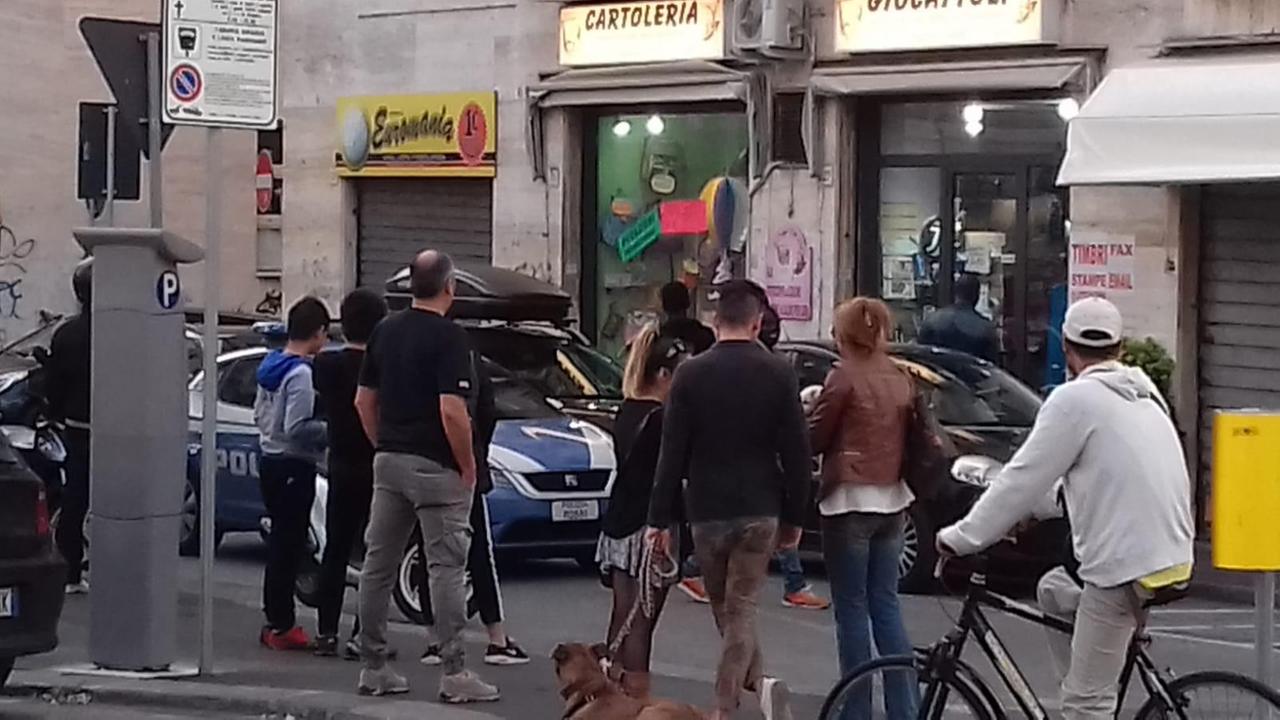 L'intervento delle forze dell'ordine in via della Coroncina