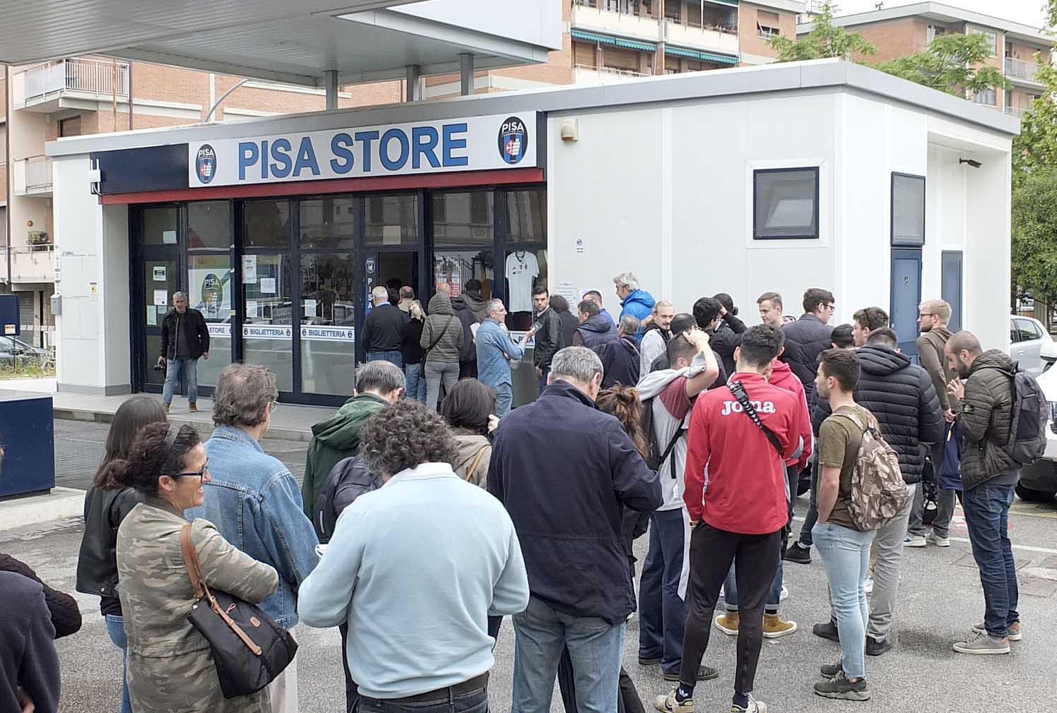 Tifosi in fila al Pisa Store in via luigi Bianchi