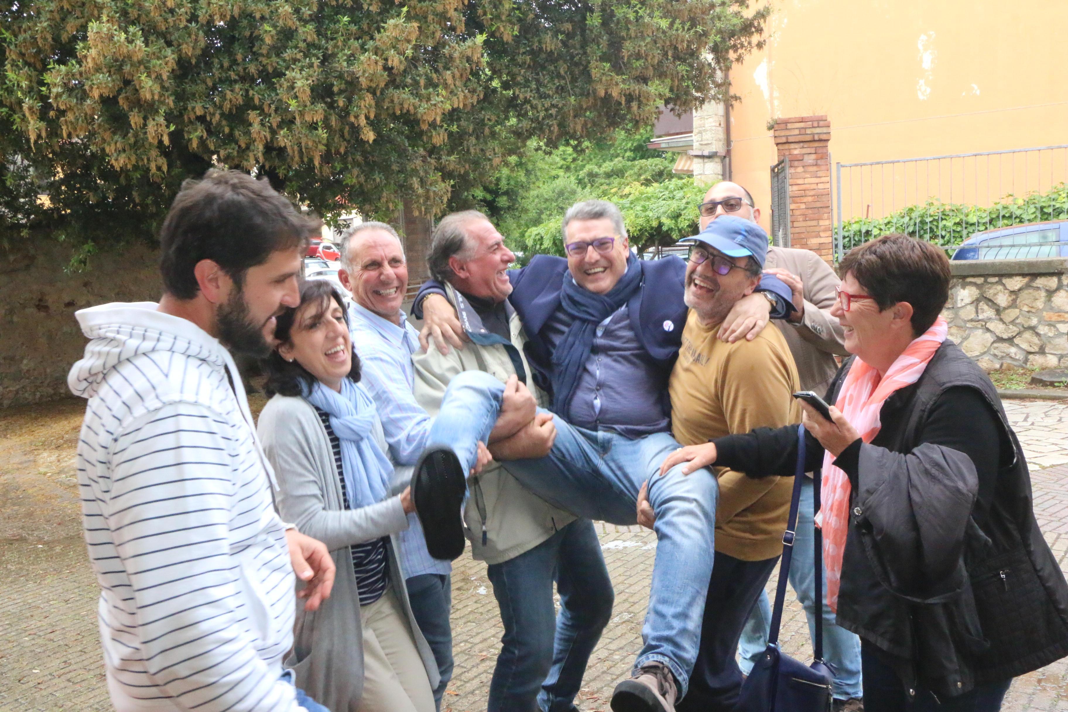 Settimio Bianciardi festeggiato dai suoi supporter poco dopo la fine dello scrutinio (Foto Enzo Russo)