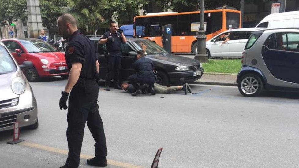 Spacciatore investito da un'auto mentre scappa dai carabinieri
