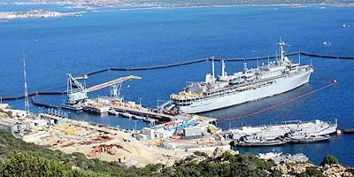 Nave ormeggiata nella base dell'isola di Santo Stefano alla Maddalena