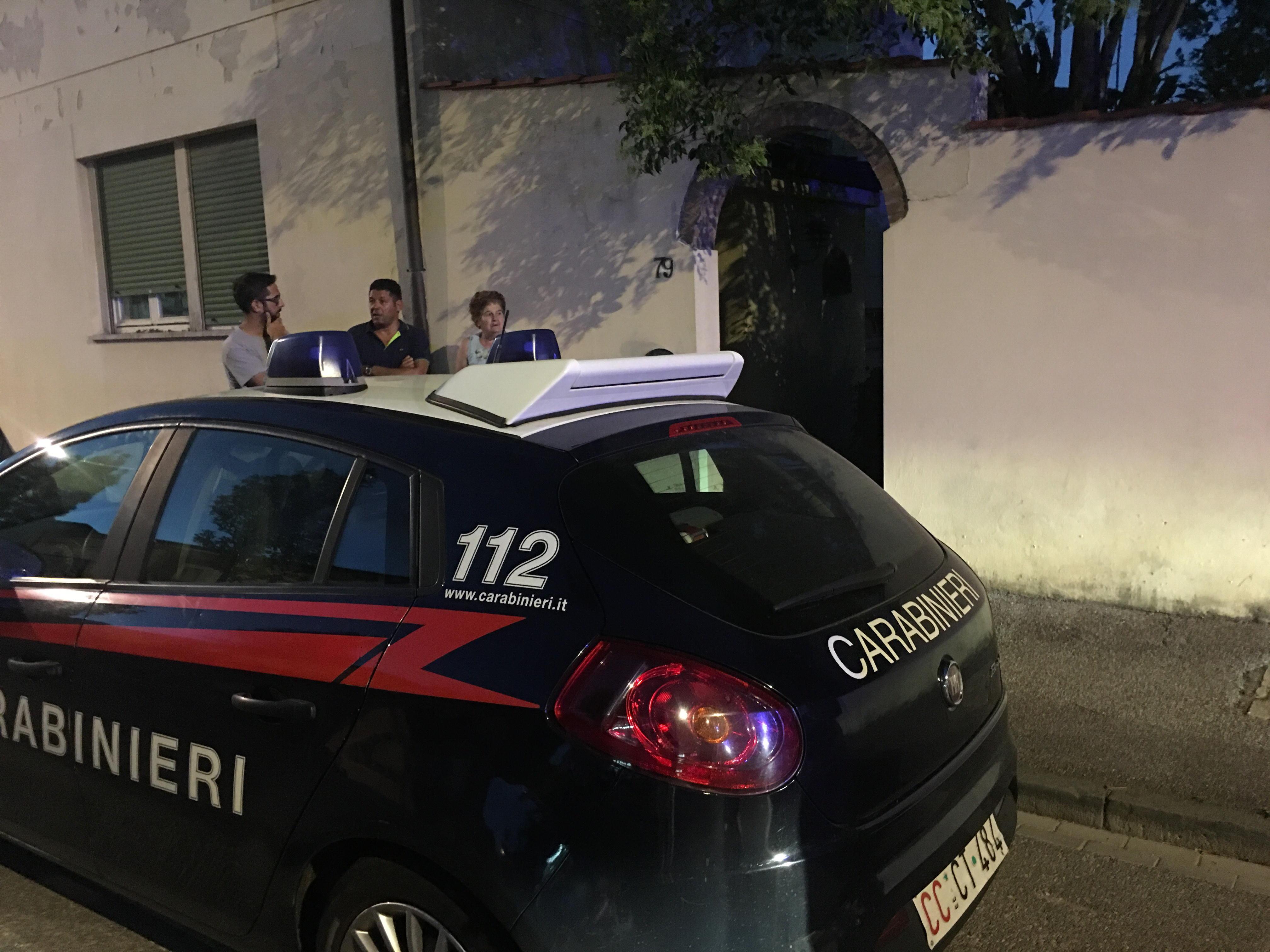 Intervengono su una lite e vengono aggrediti
