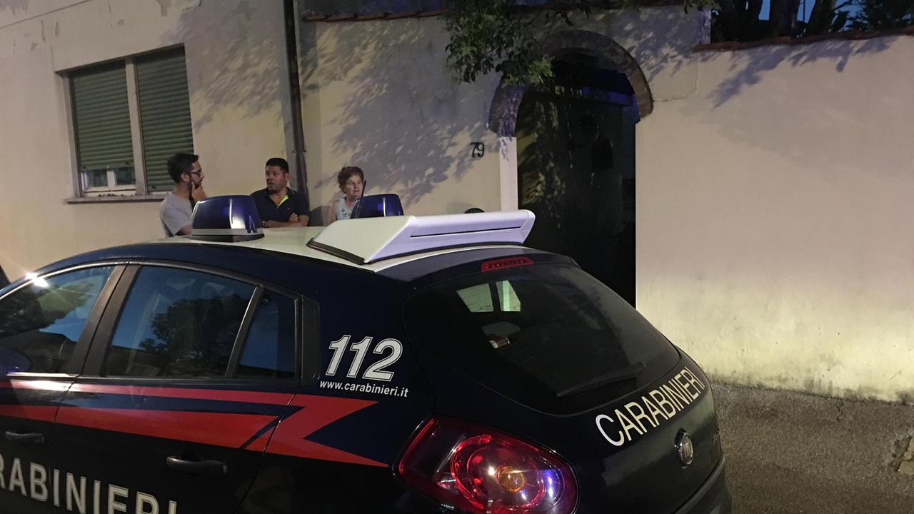 Intervengono su una lite e vengono aggrediti