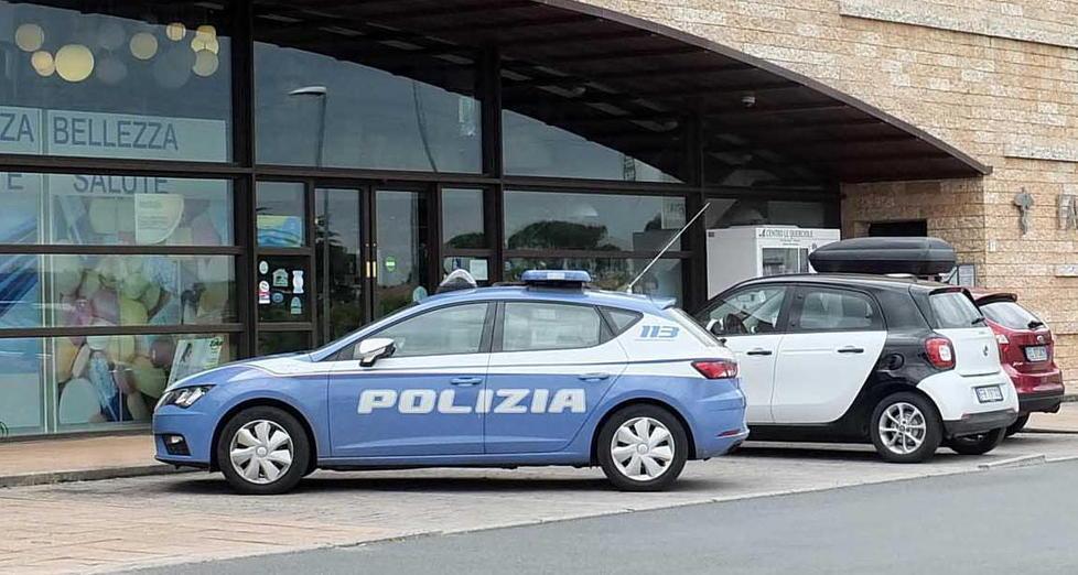 La polizia nella farmacia dopo la rapina avvenuta nella tarda mattinata