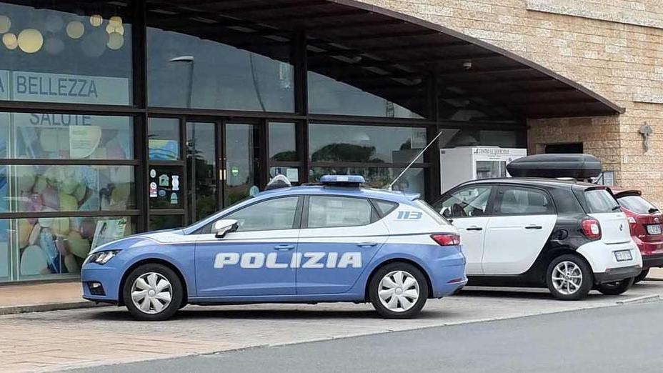 La polizia nella farmacia dopo la rapina avvenuta nella tarda mattinata