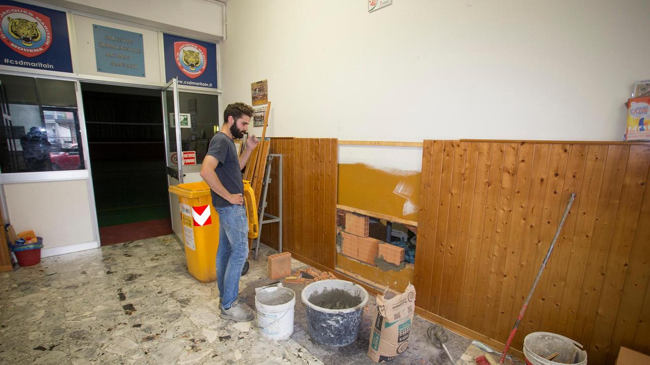 Modena. Bucano il muro in parrocchia e razziano bar Papillon per 50mila euro