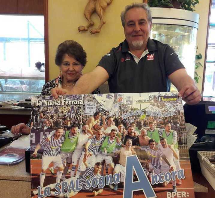 Il regalo della Nuova Ferrara trova casa in tutte le vetrine 