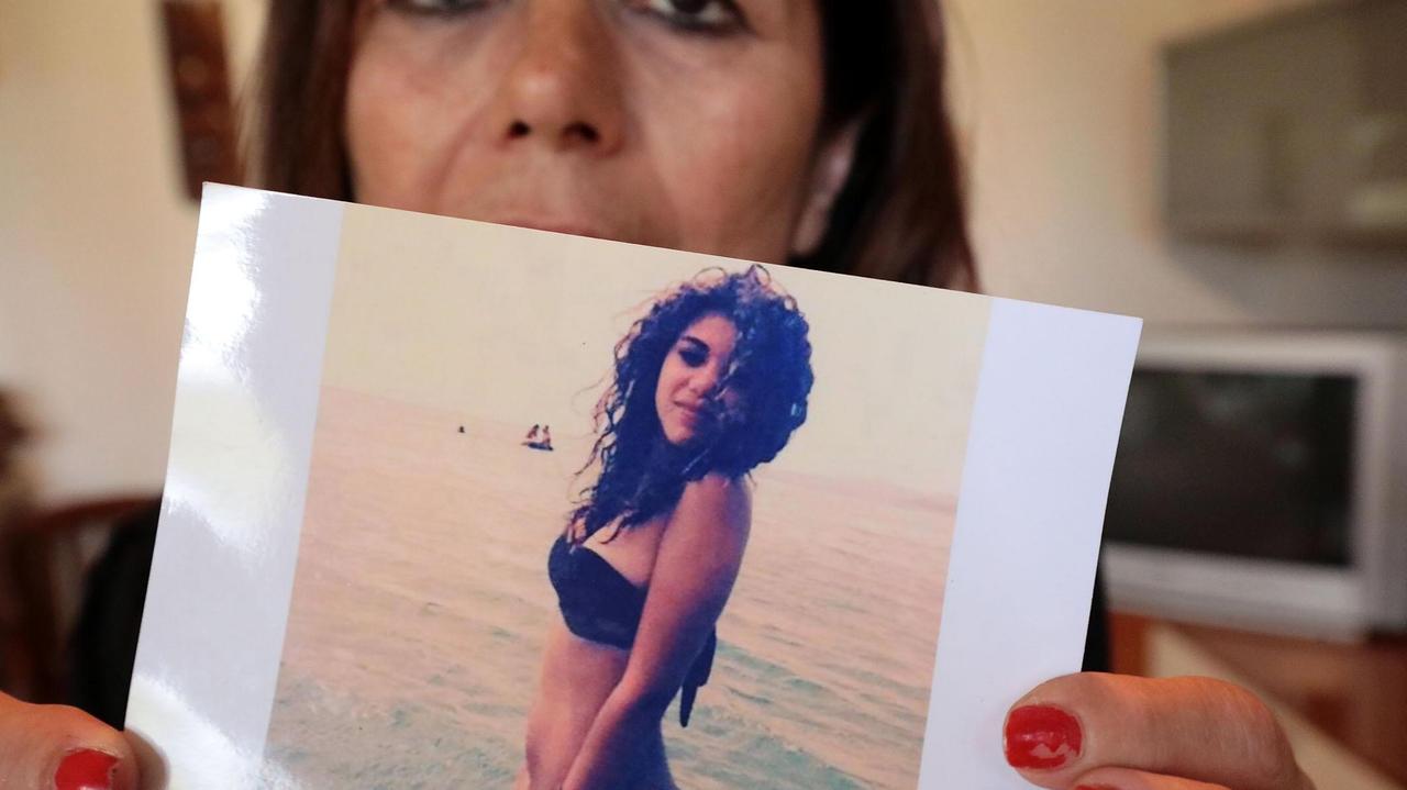 Trovata morta in strada a 19 anni: camionista a processo