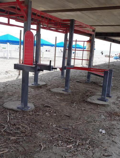 Sporcizia e degrado nel sotto-pontile