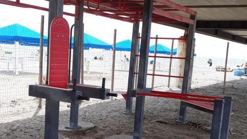 Sporcizia e degrado nel sotto-pontile