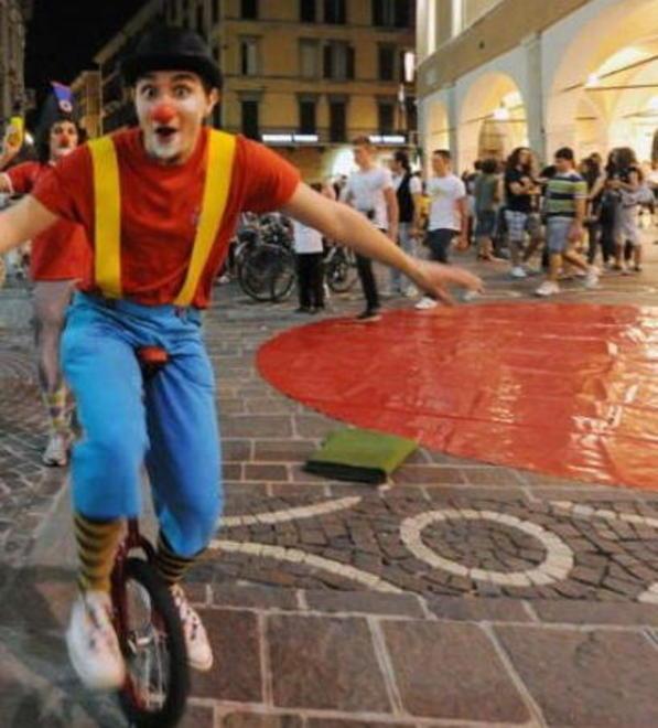 Gli artisti di strada si esibiranno soltanto in piazza Campioni 