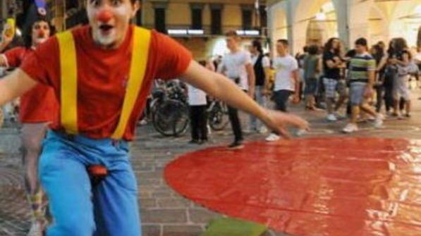 Gli artisti di strada si esibiranno soltanto in piazza Campioni