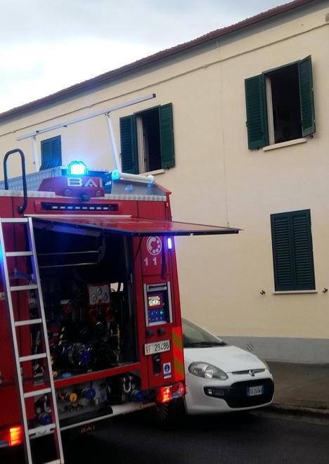 Resta grave la pensionata intossicata nel rogo