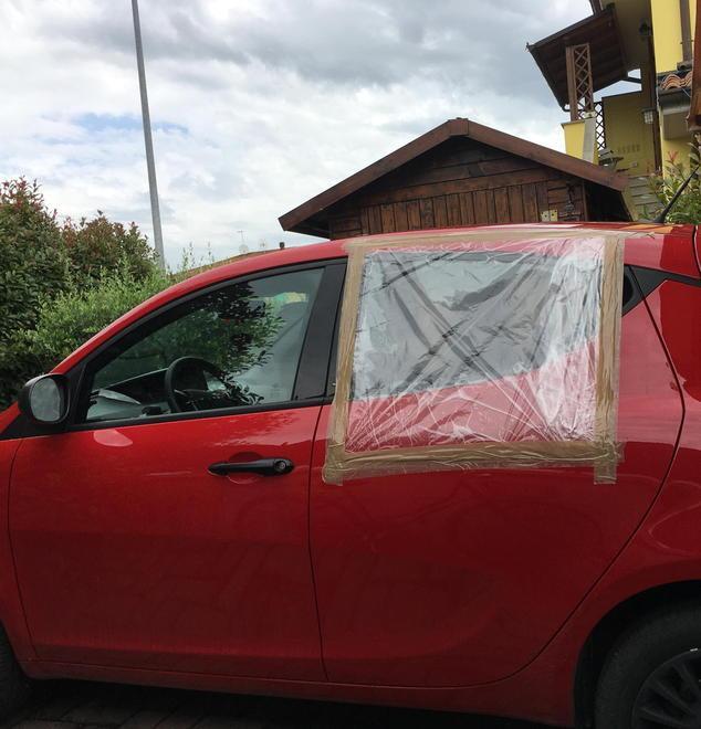 Atto vandalico contro l’auto di una donna