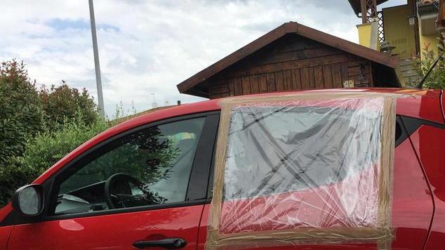 Atto vandalico contro l’auto di una donna