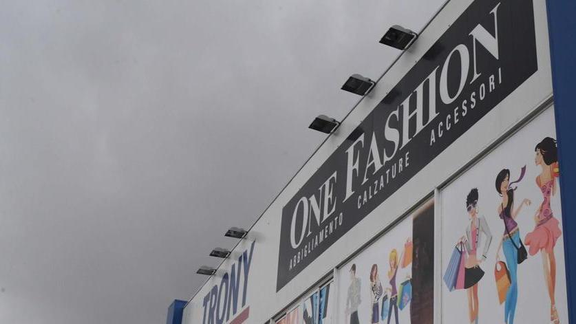 Armato di pistola rapina un negozio gestito da cinesi