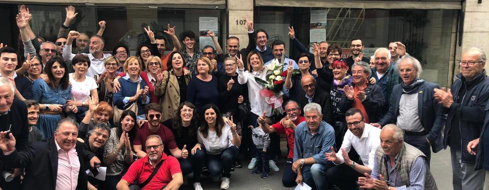Fiori, brindisi e applausi nella sede del comitato
