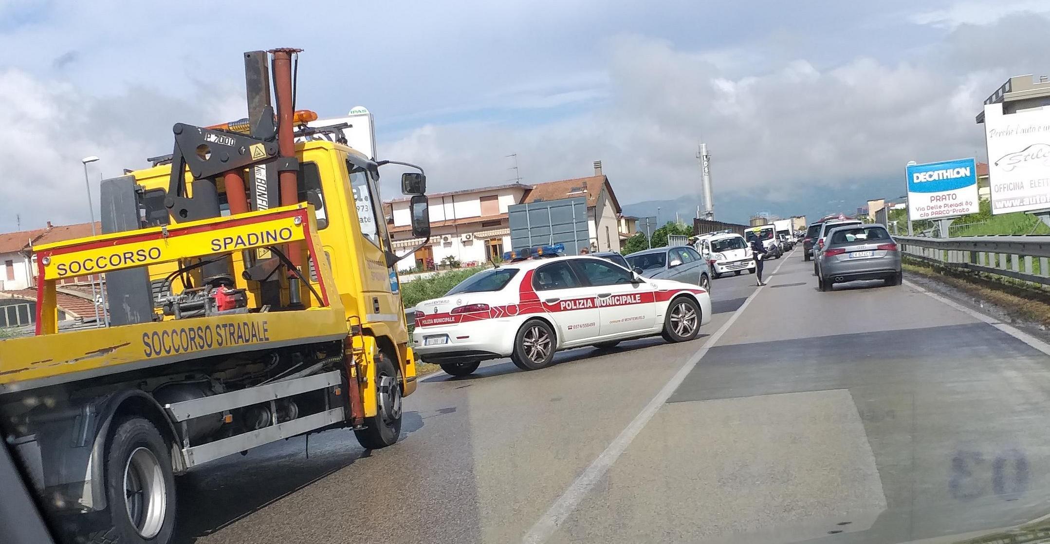 I rilievi del tamponamento in via Berlinguer a Montemurlo