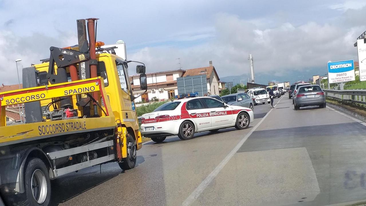 I rilievi del tamponamento in via Berlinguer a Montemurlo