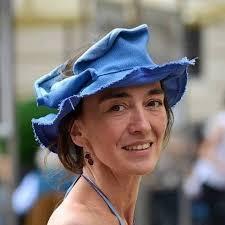 Bici a rimorchio piena di libri Arriva Chiara lettrice vis-à-vis
