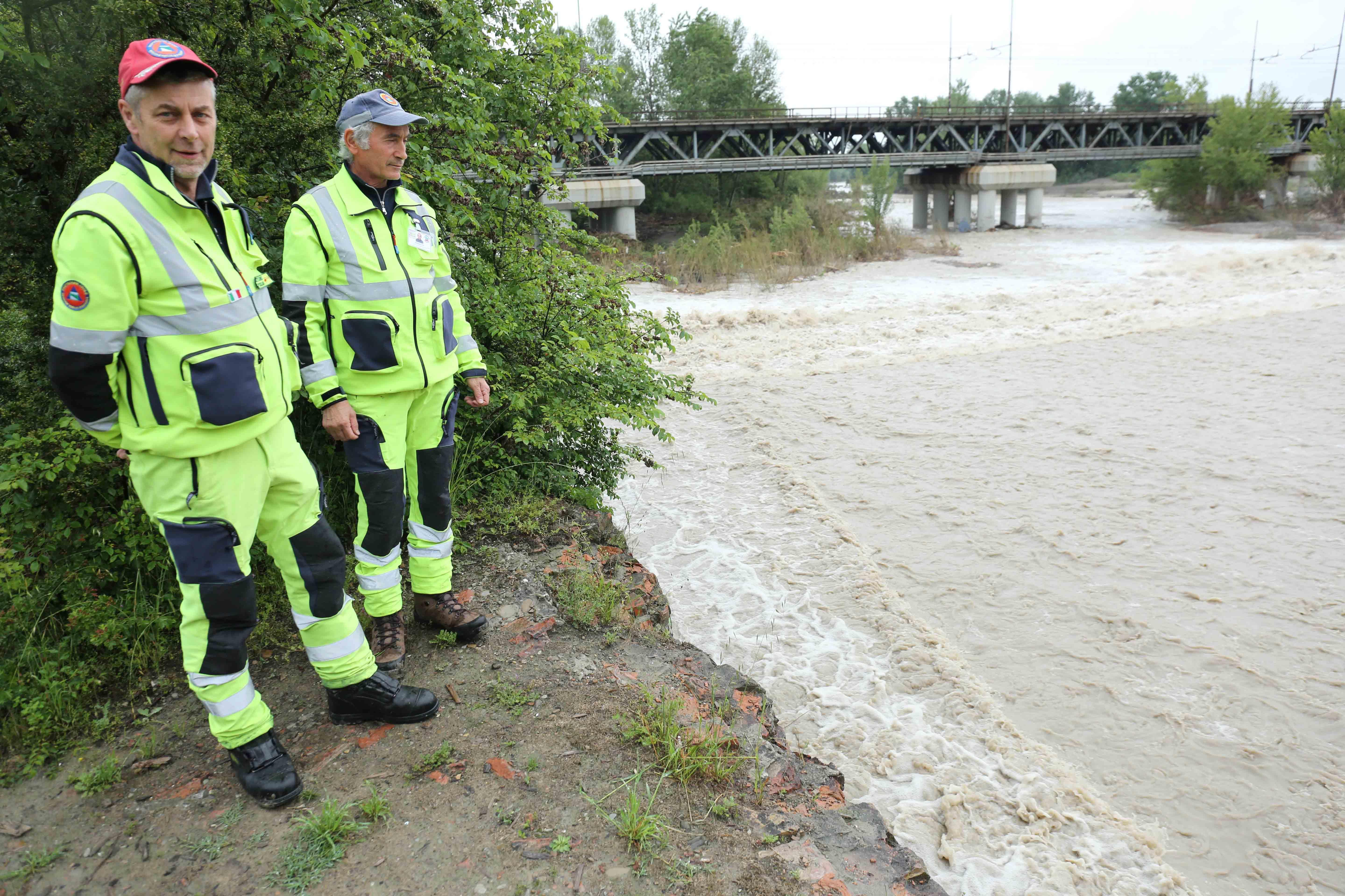 Volontari sulle sponde del fiume Secchia