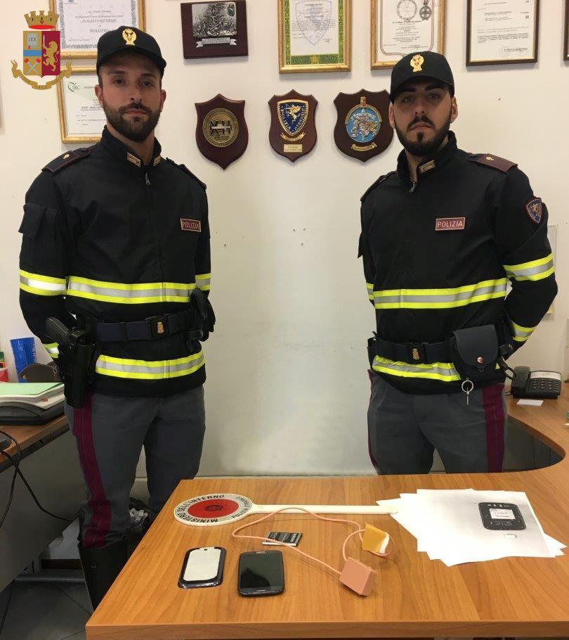 All'esame per la patente con l'auricolare: ma gli resta incastrato nell'orecchio