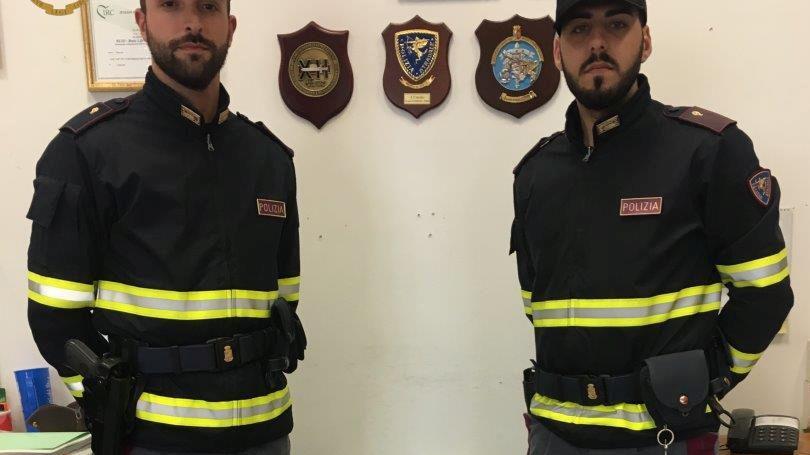 All'esame per la patente con l'auricolare: ma gli resta incastrato nell'orecchio