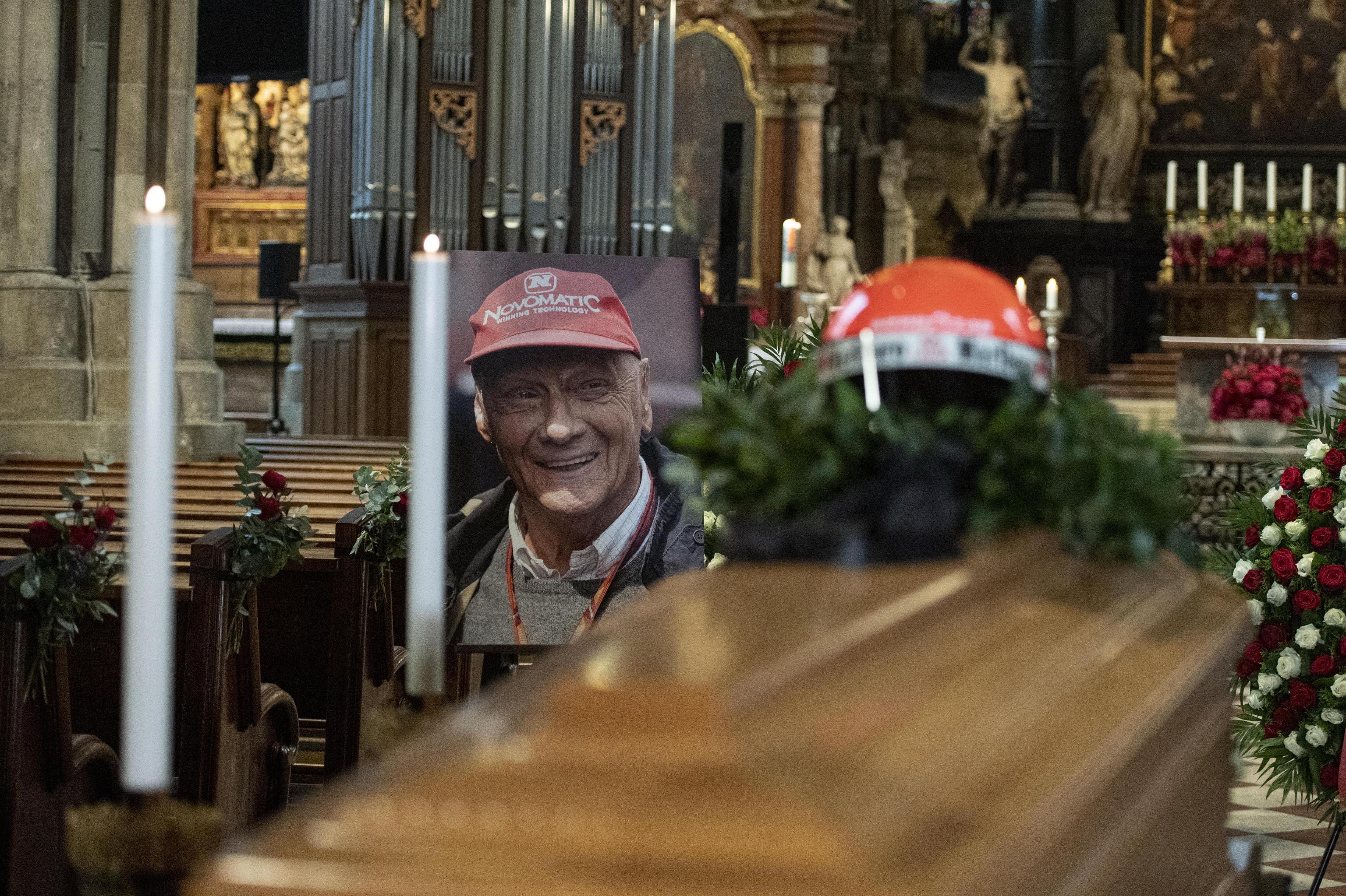L'ultimo saluto a Niki Lauda, sepolto con la tuta Ferrari 