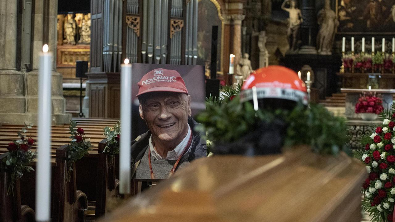 L'ultimo saluto a Niki Lauda, sepolto con la tuta Ferrari