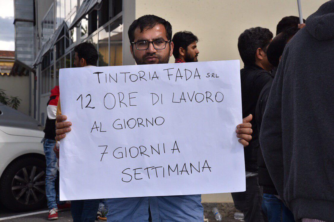 Il cartello di protesta di un lavoratore pakistano
