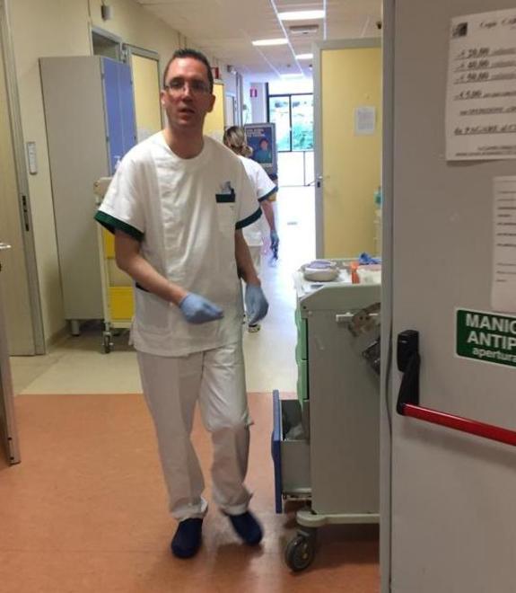 Marco Buselli con la divisa da infermiere nel reparto di medicina