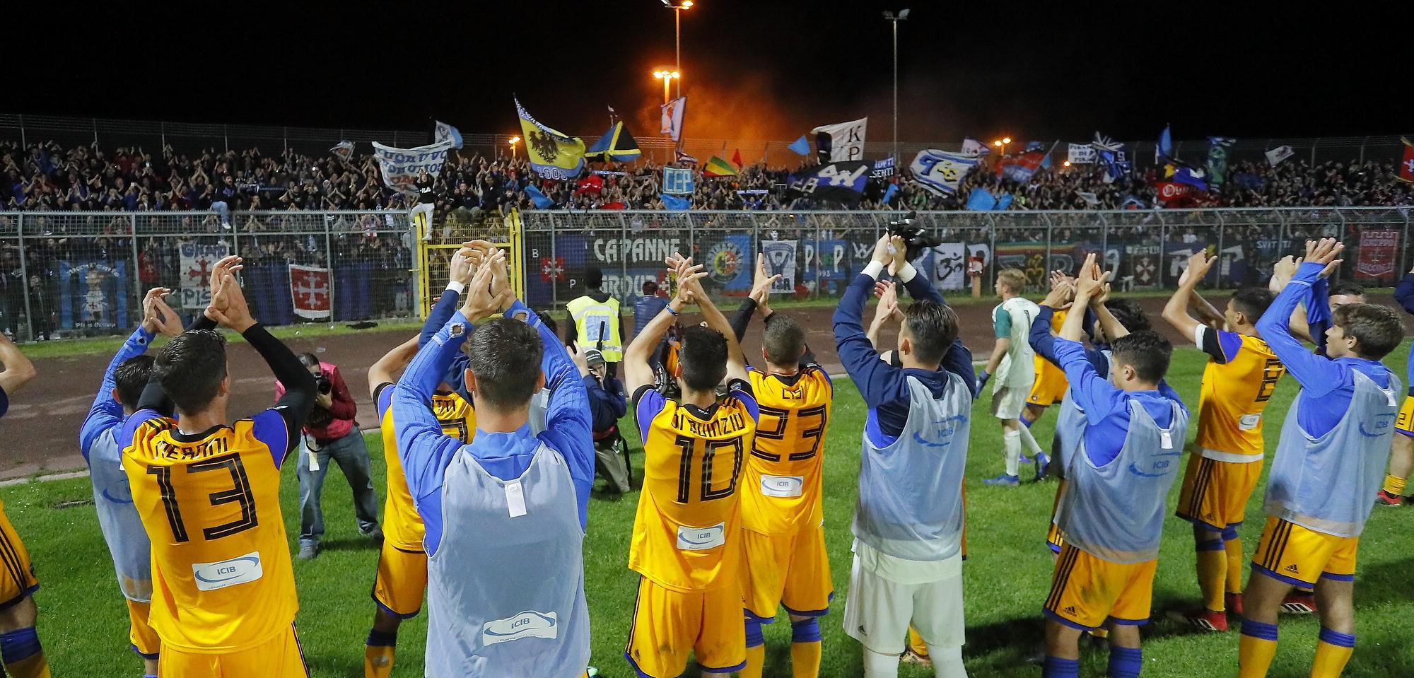 I giocatori del Pisa a fine partita festeggiano con i tifosi nerazzurri nel settore ospiti del Comunale Città di Arezzo (Foto di Fabio Muzzi)