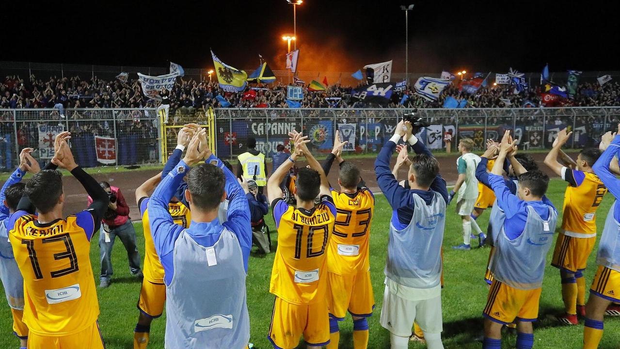I giocatori del Pisa a fine partita festeggiano con i tifosi nerazzurri nel settore ospiti del Comunale Città di Arezzo (Foto di Fabio Muzzi)