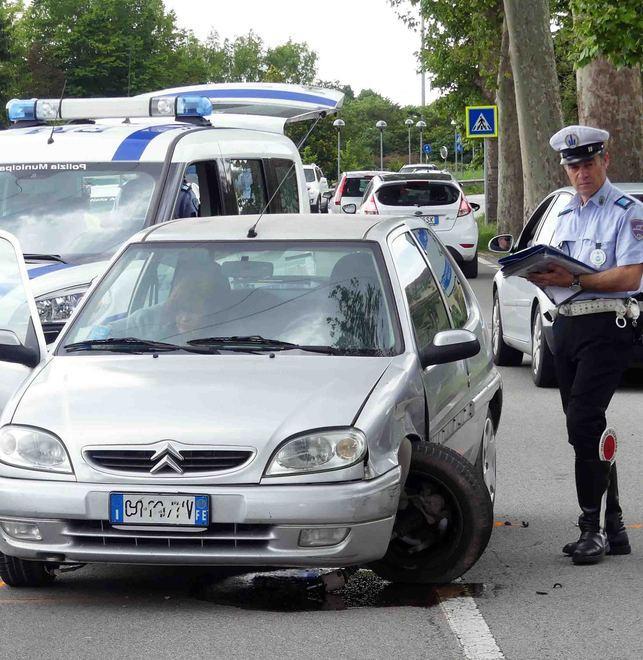 Scontro frontale tra auto Feriti lievi 